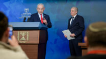 ראש הממשלה בנימין נתניהו במסיבת עיתונאים לצד מתאם השבויים והנעדרים גל הירש (צילום: צילום: מעיין טואף / לע״מ)