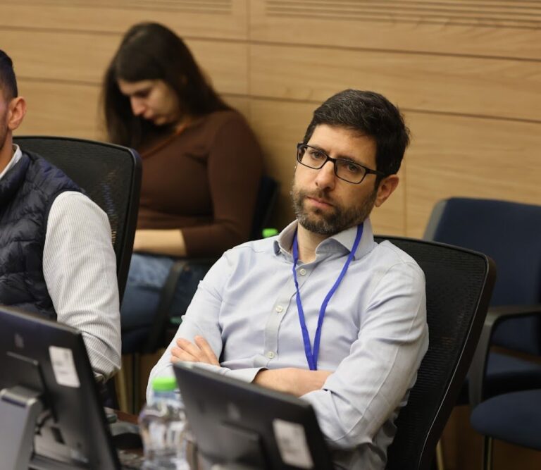 אסף גבע, סגן הכלכלן הראשי במשרד האוצר, בוועדת העובדים הזרים בכנסת. "מזהים מחסור בעובדים בענפים ספציפיים – בעיקר בענף הבניין" (צילום: נועם מושקוביץ/דוברות הכנסת)