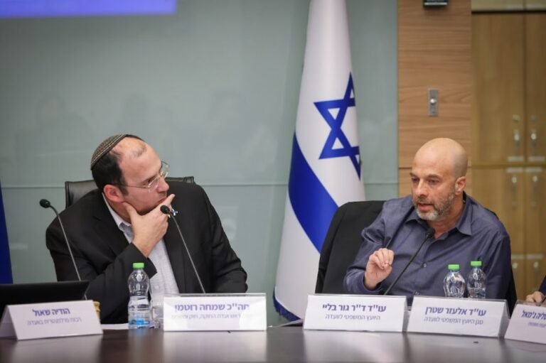 משמאל: יו"ר ועדת החוקה של הכנסת, ח"כ שמחה רוטמן ועו"ד ד"ר גור בליי (צילום: נועם מושקוביץ/דוברות הכנסת)