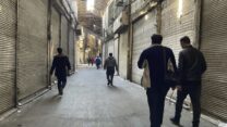 אנשים הולכים בבזאר הגדול שנסגר בטהרן בשל ההפגנות (צילום: AP)