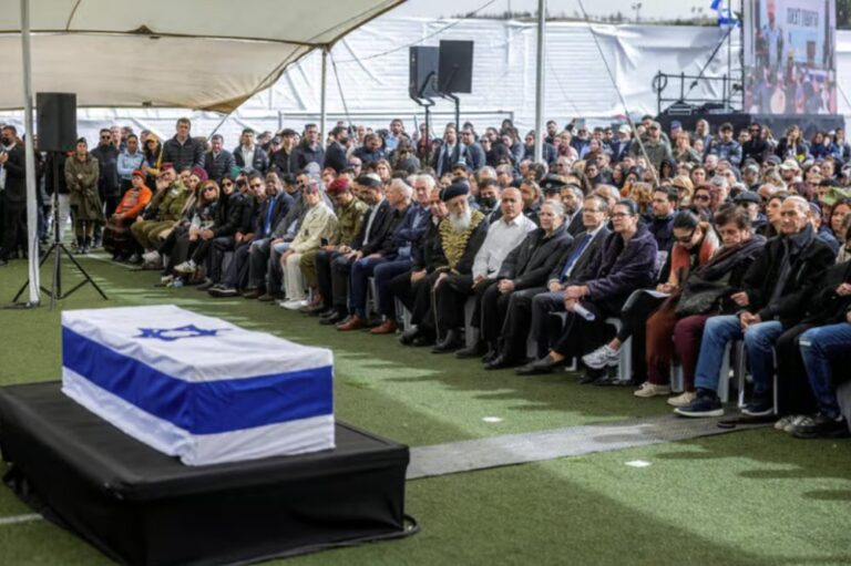הלוויית החטוף החלל האחרון רן גואילי ז"ל (צילום: CHAIM GOLDBERG/Pool via REUTERS)