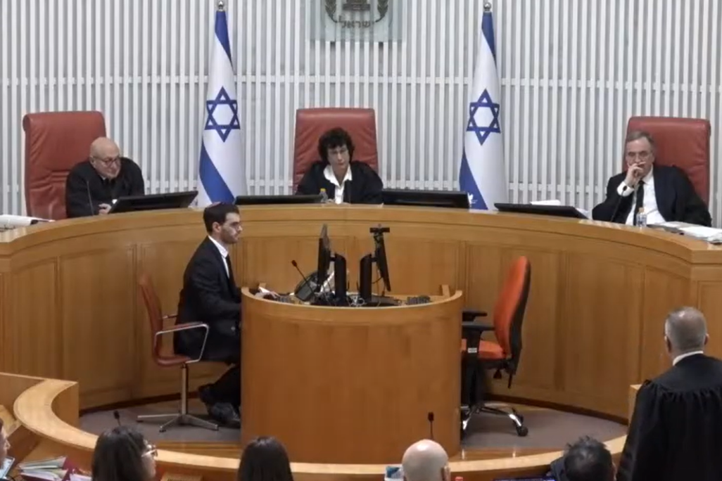 הרכב השופטים בדיון בג"ץ בעתירות נגד סגירת גלי צה"ל: השופט יחיאל כשר (מימין), השופטת דפנה ברק ארז והשופט אלכס שטיין (צילום מסך: דוברות הרשות השופטת) הרכב השופטים בדיון בג"ץ בעתירות נגד סגירת גלי צה"ל: השופט יחיאל כשר (מימין), השופטת דפנה ברק ארז והשופט אלכס שטיין (צילום מסך: דוברות הרשות השופטת)