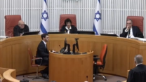הרכב השופטים בדיון בג"ץ בעתירות נגד סגירת גלי צה"ל: השופט יחיאל כשר (מימין), השופטת דפנה ברק ארז והשופט אלכס שטיין (צילום מסך: דוברות הרשות השופטת)