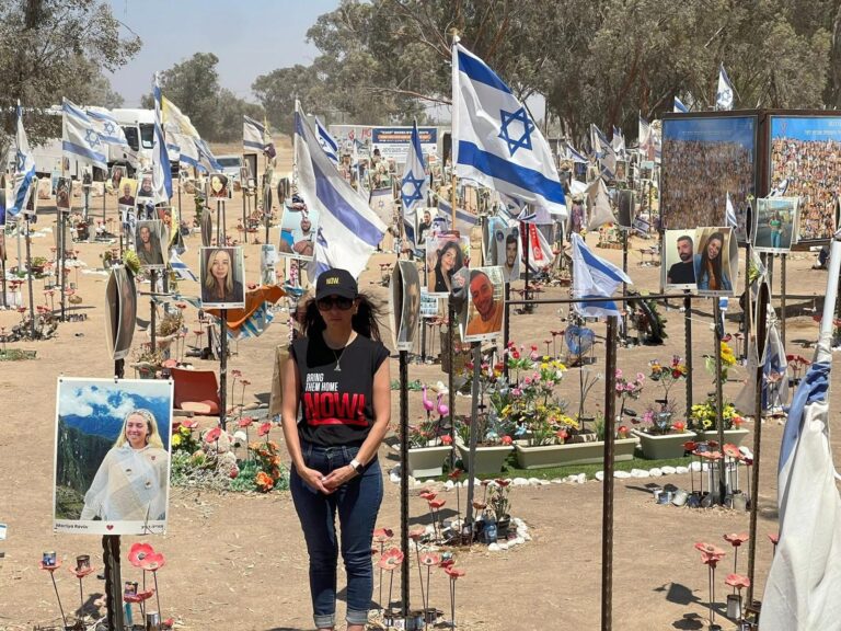 ג'וליאנה טימוראזי באתר ההנצחה בנובה (צילום: אלבום פרטי)