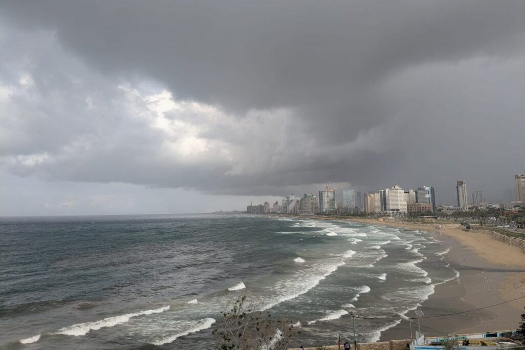 חוף תל אביב ביום גשום (צילום: קרן שמש) חוף תל אביב ביום גשום (צילום: קרן שמש)