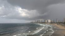 חוף תל אביב ביום גשום (צילום: קרן שמש)
