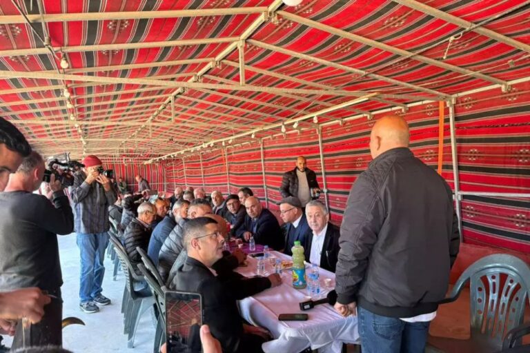 ישיבת חירום של ראשי הרשויות הבדואיות בנגב ופעילים בכפר תראבין. אנו דורשים להסיר את המצור מכפר תראבין, ולהוציא את המשטרה מכפר ערב אל-תראבין ומכל הנגב (צילום: תיעוד ברשתות החברתיות. שימוש לפי סעיף 27א לחוק זכויות היוצרים)