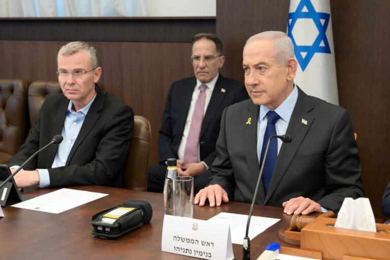 ראש הממשלה בנימין נתניהו (מימין) ושר המשפטים יריב לוין (צילום: מעיין טואף/ לע"מ)