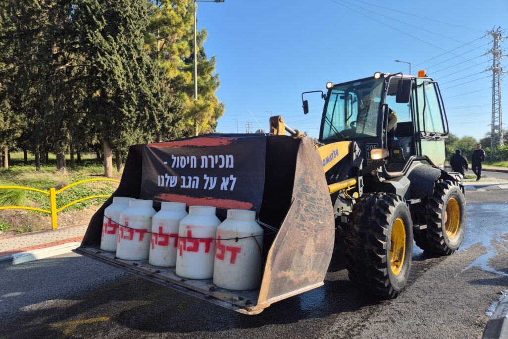 מיצב מחאה בהפגנת החקלאים צומת בית העמק (צילום: מועצה אזורית מטה אשר) מיצב מחאה בהפגנת החקלאים צומת בית העמק (צילום: מועצה אזורית מטה אשר)