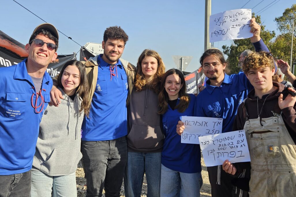חניכי בני המושבים במחאה נגד רפורמת החלב בצומת גילת (צילום: מאיה רונן) חניכי בני המושבים במחאה נגד רפורמת החלב בצומת גילת (צילום: מאיה רונן)