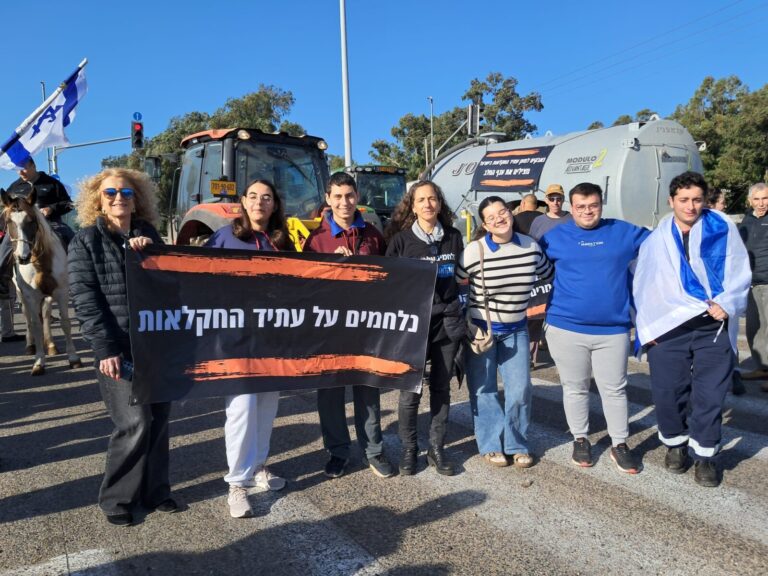 Protesters at the Megiddo Junction (Photo: Ofir Griman)