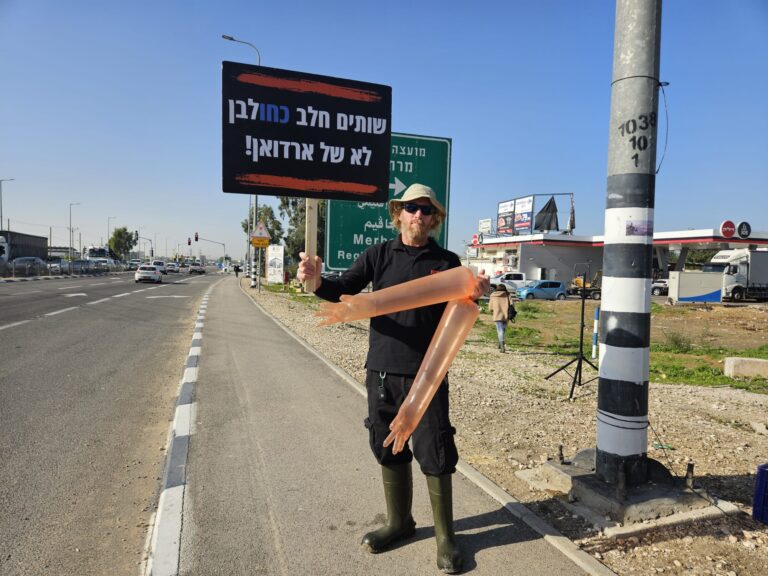 Lotan Holzer, an inseminator from Kibbutz Urim, at the protest at the Gilat Junction (Photo: Maya Ronen)
