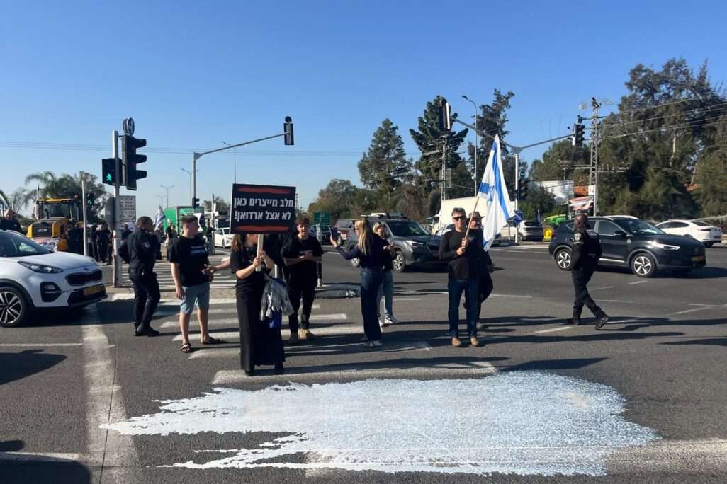 חקלאים חוסמים את צומת בילו (צילום: התאחדות יצרני החלב) חקלאים חוסמים את צומת בילו (צילום: התאחדות יצרני החלב)