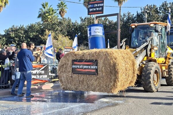 טרקטור במחאת חקלאים בצומת צמח (צילום: התאחדות יצרני החלב)