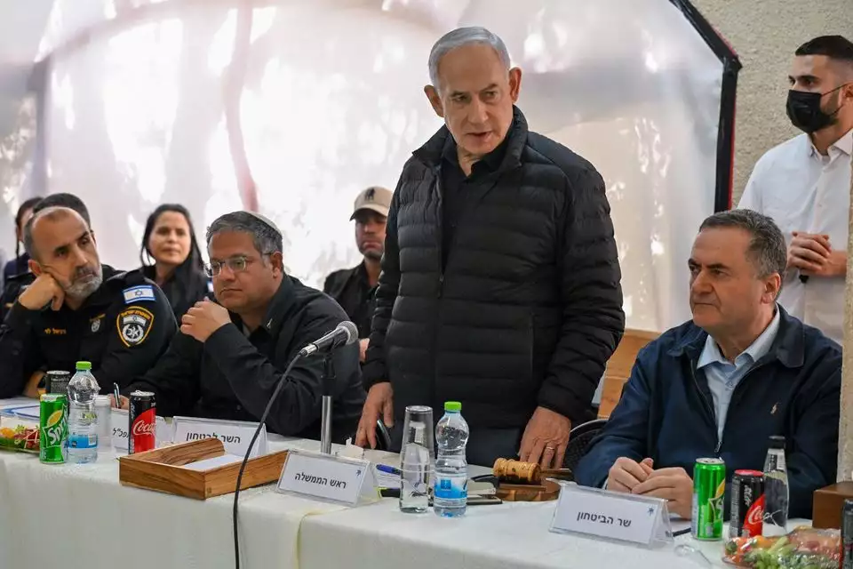 ראש הממשלה נתניהו בסיור בנגב: "בראש ובראשונה - החזרת חוק וסדר" (צילום: קובי גדעון/לע"מ) ראש הממשלה נתניהו בסיור בנגב: "בראש ובראשונה - החזרת חוק וסדר" (צילום: קובי גדעון/לע"מ)