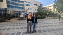 אביטל לשם וקרן גולובוב מוועד הפעולה בתאגיד הרפואי שמיר (צילום: ניצן צבי כהן)