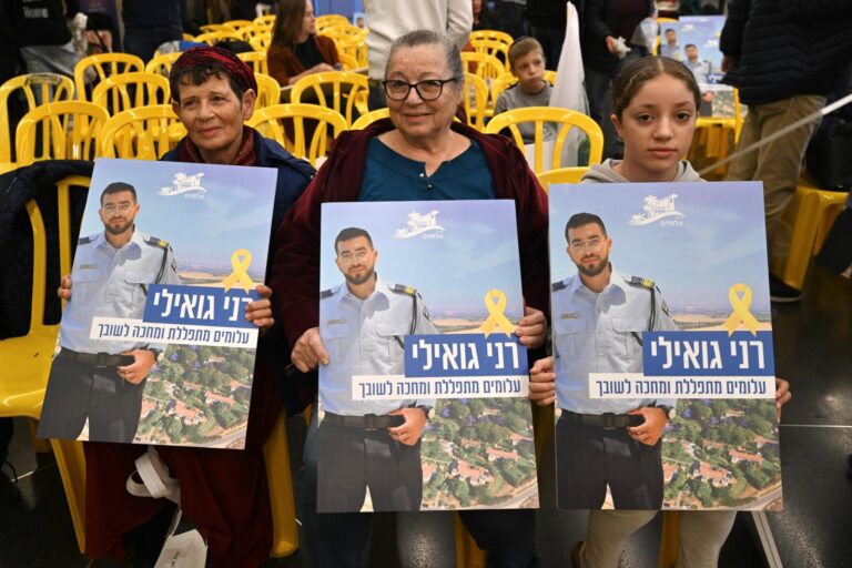 חברי קיבוץ עלומים בקבלת שבת בכיכר החטופים, קוראים להשבתו של החלל החטוף רן גואילי ז"ל (צילום: אוריאל אבן ספיר)