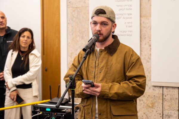 שורד השבי בר קופרשטיין בקבלת שבת בקריאה להשבת החלל החטוף רן גואילי (צילום: אוריאל אבן ספיר)