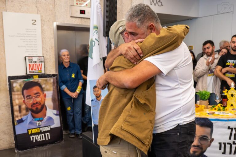 שורד השבי בר קופרשטיין מחבק את איציק, אביו של החלל החטוף רן גואילי (צילום: אוריאל אבן ספיר)
