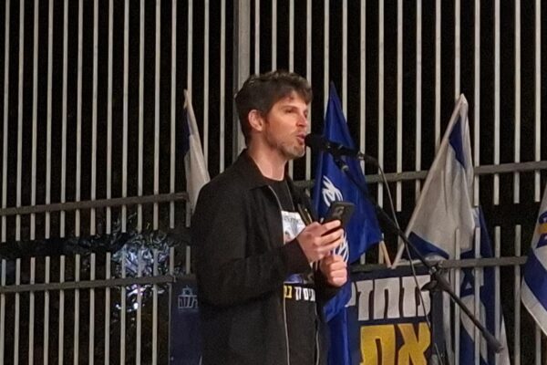 גיל דיקמן בעצרת במיתר להשבת רן גואילי לקבורה (צילום: מטה המשפחות להחזרת החטופים)