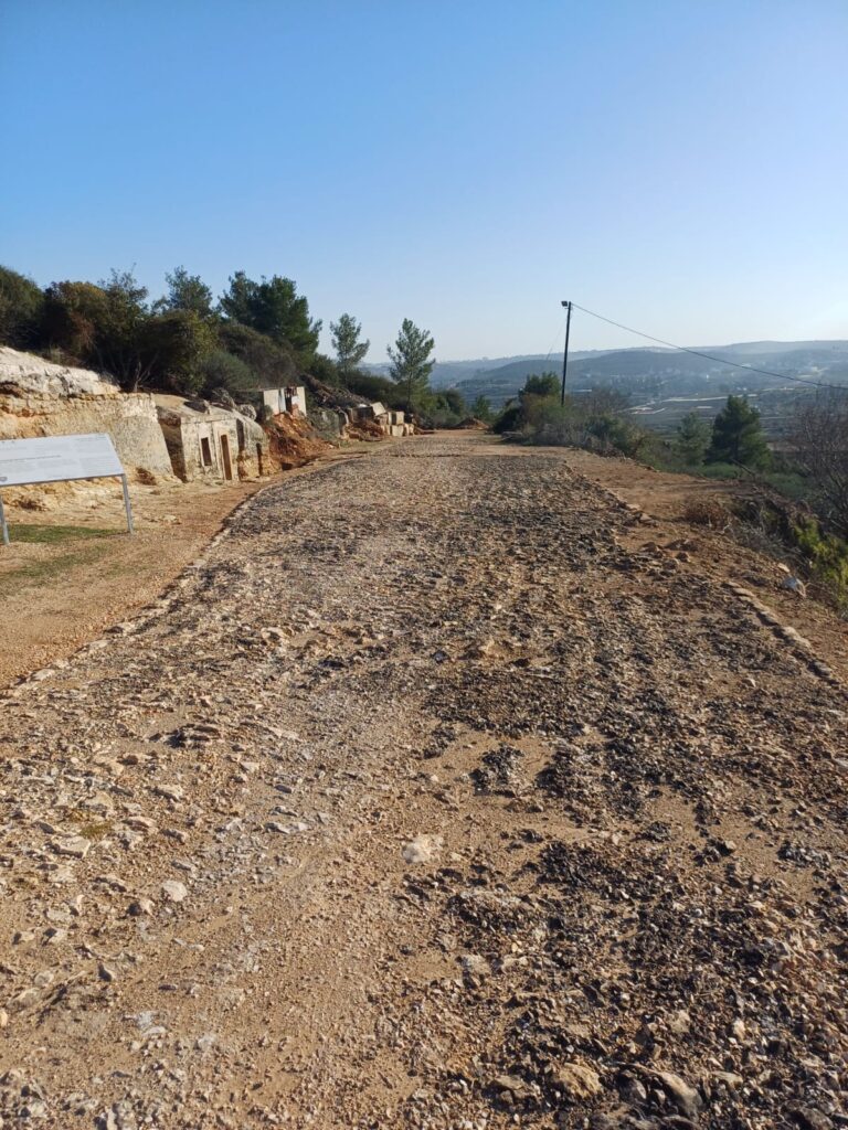 הדרך לאתר. מזיגה מוזרה בין היסטוריה חיה לבטון מכוער (צילום: אמיתי פרץ)