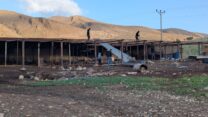 תושבים בראס אל-עין שבבקעת הירדן מפרקים את בתיהם (צילום: 'מסתכלים לכיבוש בעיניים')