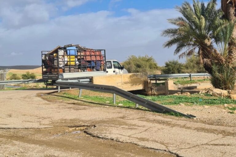 רכב נושא את רכושם של תושבי הכפר שעוזבים אותו (צילום: 'מסתכלים לכיבוש בעיניים')