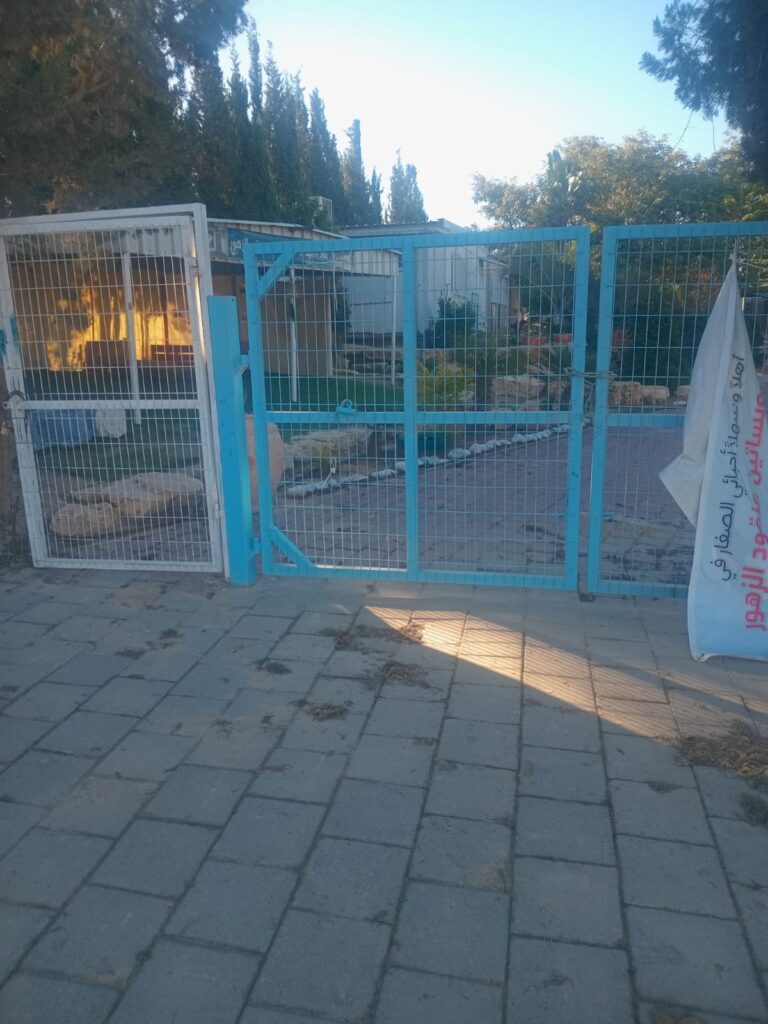 שער בית ספר יסודי אבו קרינאת א' (צילום: ועד ההורים באבו קרינאת)