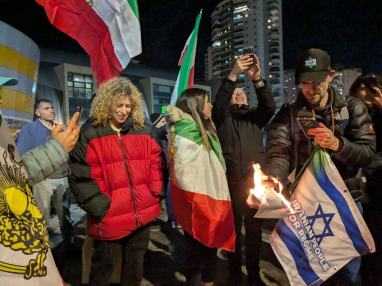מפגינים שורפים את תמונתו של המנהיג העליון של איראן, עלי חמינאי: אחרי (צילום: קרן שמש)