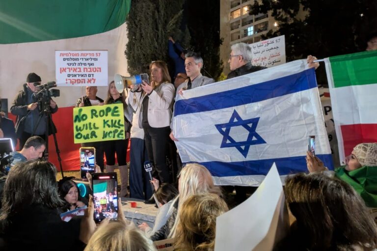 הפגנת הזדהות עם מאבק העם האיראני ברחבת המדיהטק בחולון (צילום: קרן שמש)