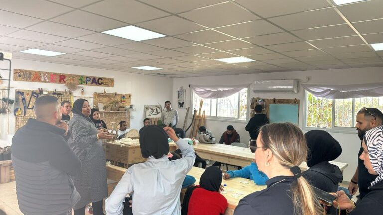 עבודה בעץ בפרויקט 'ואדי עתיר'. "בחרתי בחינוך והחלטתי שרפואה פחות מתאים לי" (צילום: 'ואדי עתיר')