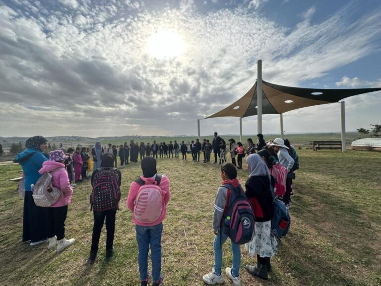 פעילות קהילתית בפרויקט 'ואדי עתיר'. החווה פועלת עם 35 בתי ספר מהאזור (צילום: 'ואדי עתיר')