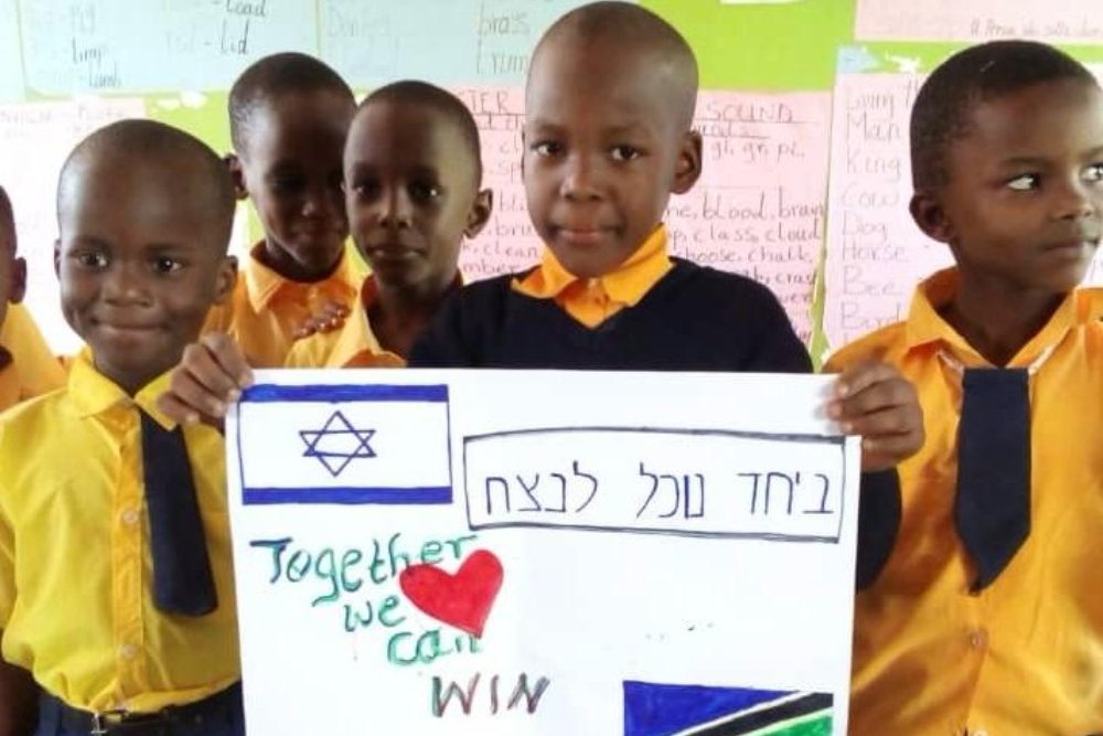 הילדים בטנזניה שארגון 'הלב אפריקה' מסייע להם (צילום: איילת ישראלי) הילדים בטנזניה שארגון 'הלב אפריקה' מסייע להם (צילום: איילת ישראלי)