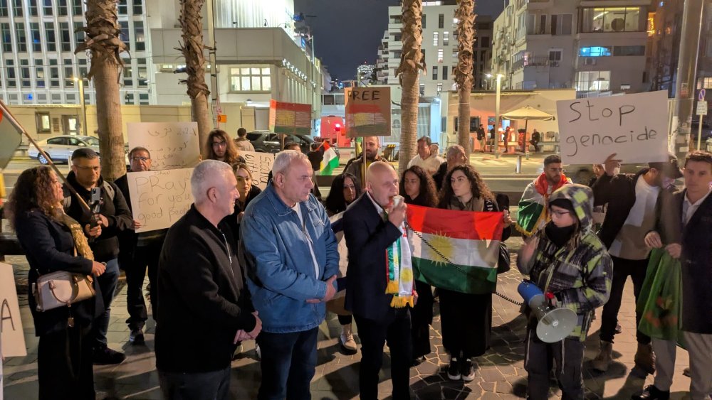 הפגנת הזדהות עם הכורדים בסוריה מול שגרירות ארה"ב בתל אביב (צילום: ניצן צבי כהן) הפגנת הזדהות עם הכורדים בסוריה מול שגרירות ארה"ב בתל אביב (צילום: ניצן צבי כהן)