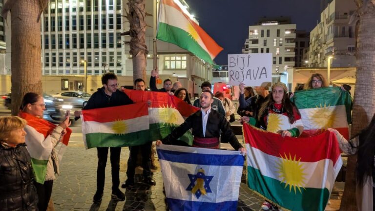 Demonstration of solidarity with the Kurds in Syria in front of the US Embassy in Tel Aviv (Photo: Nizzan Zvi Cohen)