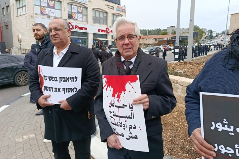 עו"ד מוחמד בשיר, ראש העיר לשעבר, במחאה נגד האלימות בסח'נין ובחברה הערבית (צילום: יניב שרון)