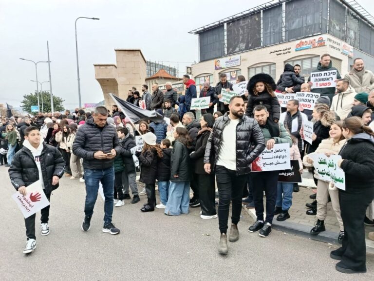מוחים נגד האלימות בחברה הערבית בסח'נין (צילום: יניב שרון)