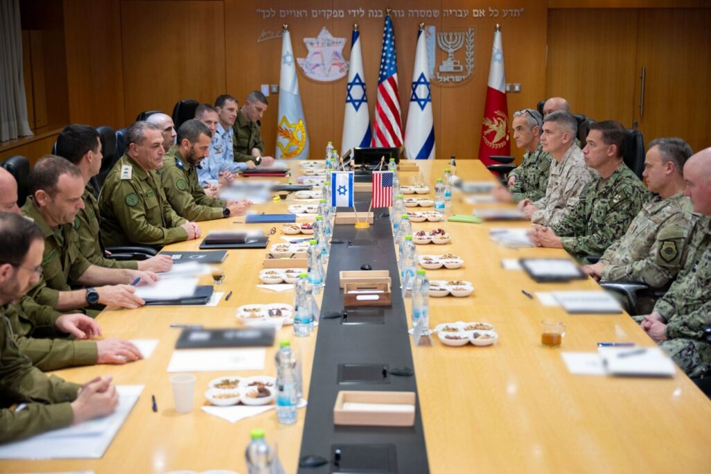 אירוח מפקד סנטקום, הגנרל בראד קופר, בפגישה עם בכירי צה"ל בקריה בתל אביב (צילום: דובר צה"ל) אירוח מפקד סנטקום, הגנרל בראד קופר, בפגישה עם בכירי צה"ל בקריה בתל אביב (צילום: דובר צה"ל)