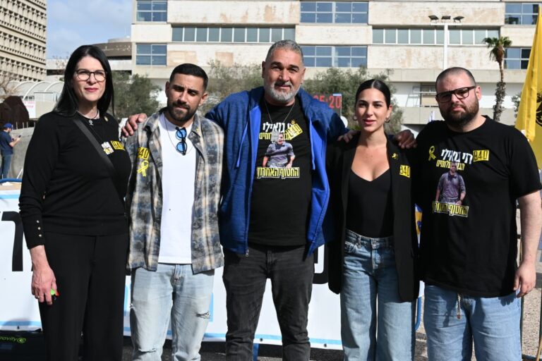 שורדי השבי איתן הורן ושגב כלפון עם בני משפחת גואילי (צילום: פאולינה פטימר)
