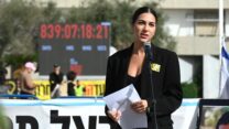 שירה גואילי, אחותו של החלל החטוף רן גואילי בקבלת שבת בכיכר החטופים (צילום: אוריאל אבן ספיר)