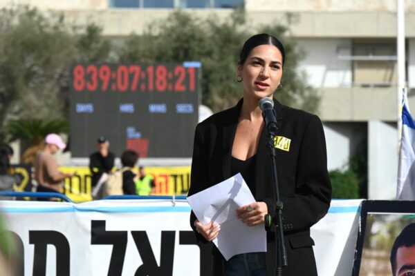 שירה גואילי, אחותו של החלל החטוף רן גואילי בקבלת שבת בכיכר החטופים (צילום: אוריאל אבן ספיר)