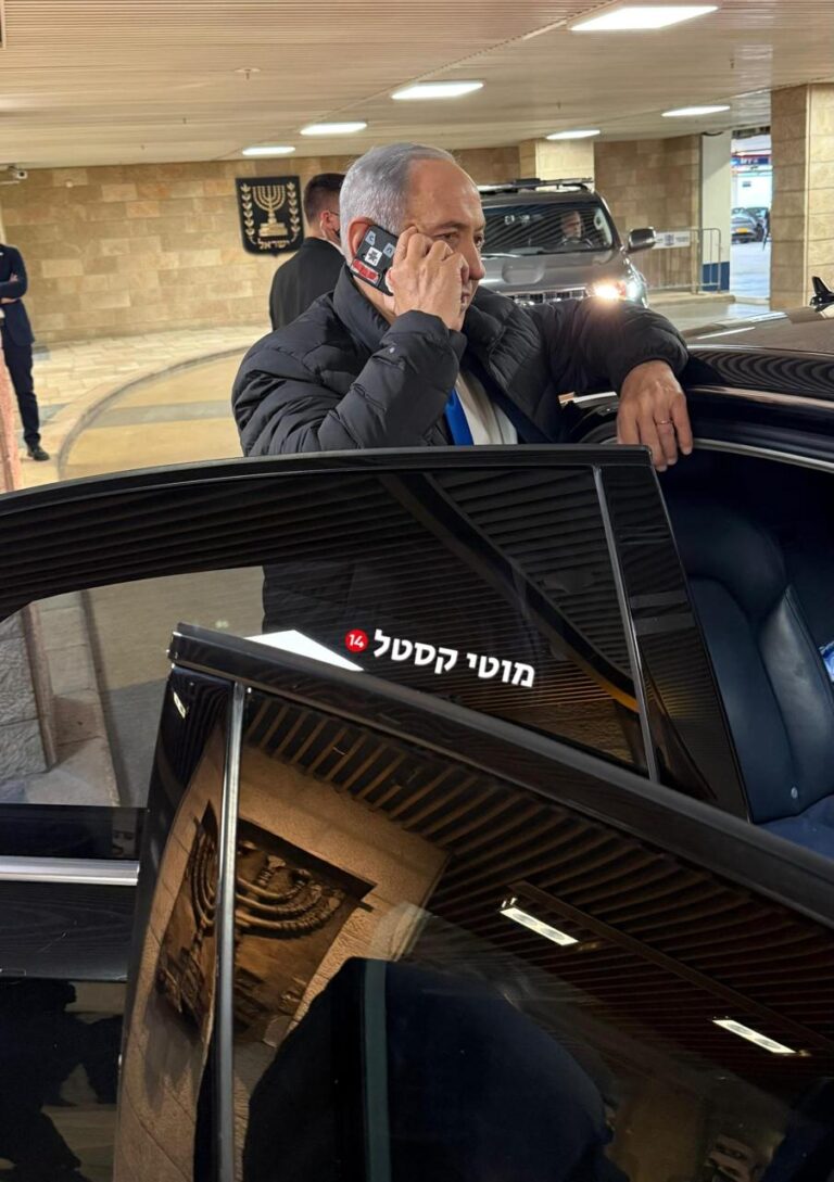 ראש הממשלה בנימין נתניהו מקבל את ההודעה על מציאת החטוף החלל רן גואילי (צילום: לקוח מתוך הרשתות החברתיו. לפי סעיף 27א' לחוק זכויות היוצרים)