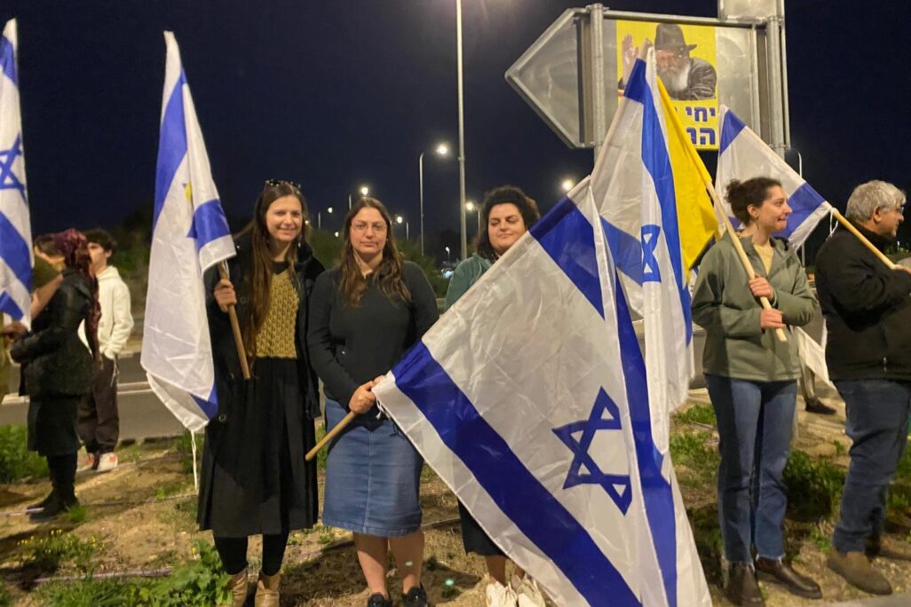 פעילים למען החטופים ממתינים בצומת נחל עוז להשבתו של רן גואילי (צילום: יהל פרג') פעילים למען החטופים ממתינים בצומת נחל עוז להשבתו של רן גואילי (צילום: יהל פרג')