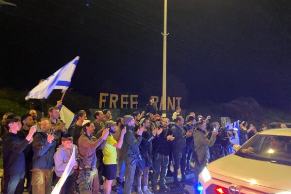 תושבי עוטף עזה שבאו לחלוק כבוד לאורונו של החטוף החלל האחרון, רן גואילי ז"ל, בצומת נחל עוז (צילום: יהל פרג')