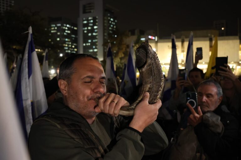 תקיעה בשופר לרגל עצירת השעון (צילום: דורון הבסי)