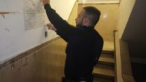 שוטר במעון בבני ברק שבו התמוטט ומת תינוק (צילום: דוברות המשטרה)