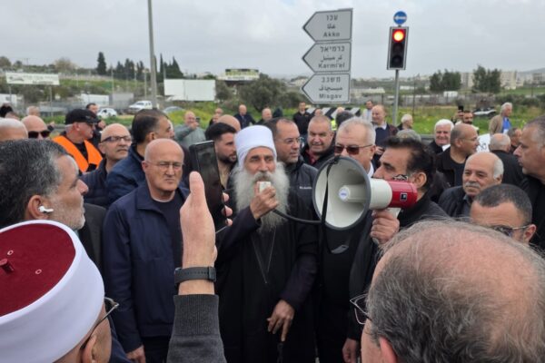 מפגינים בצומת שפרעם (צילום: פרג' חניפ'ס)