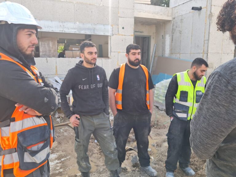 יונתן רובס (מימין), לידור לוי, ראובן לוי ועידו קסלמן. ראובן לוי: "צריך שהבונים יהיו יהודים" (צילום: זאב שפריר)