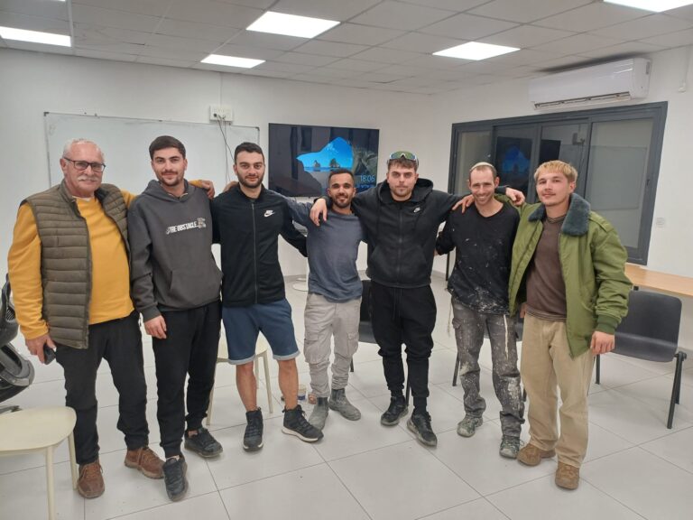 זאביק והבנאים הצעירים: ארטיום סוריץ (מימין), ארז רבינוביץ', נתיב אוחנה, נריה אשורי, ראובן לוי ועמית (מיקו) אפרסיאן (צילום: אמיתי פרץ)