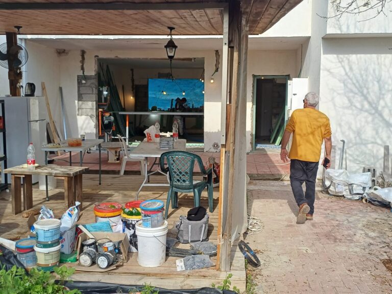 זאביק ליד אחד הבתים בניר עוז.  (צילום: אמיתי פרץ)